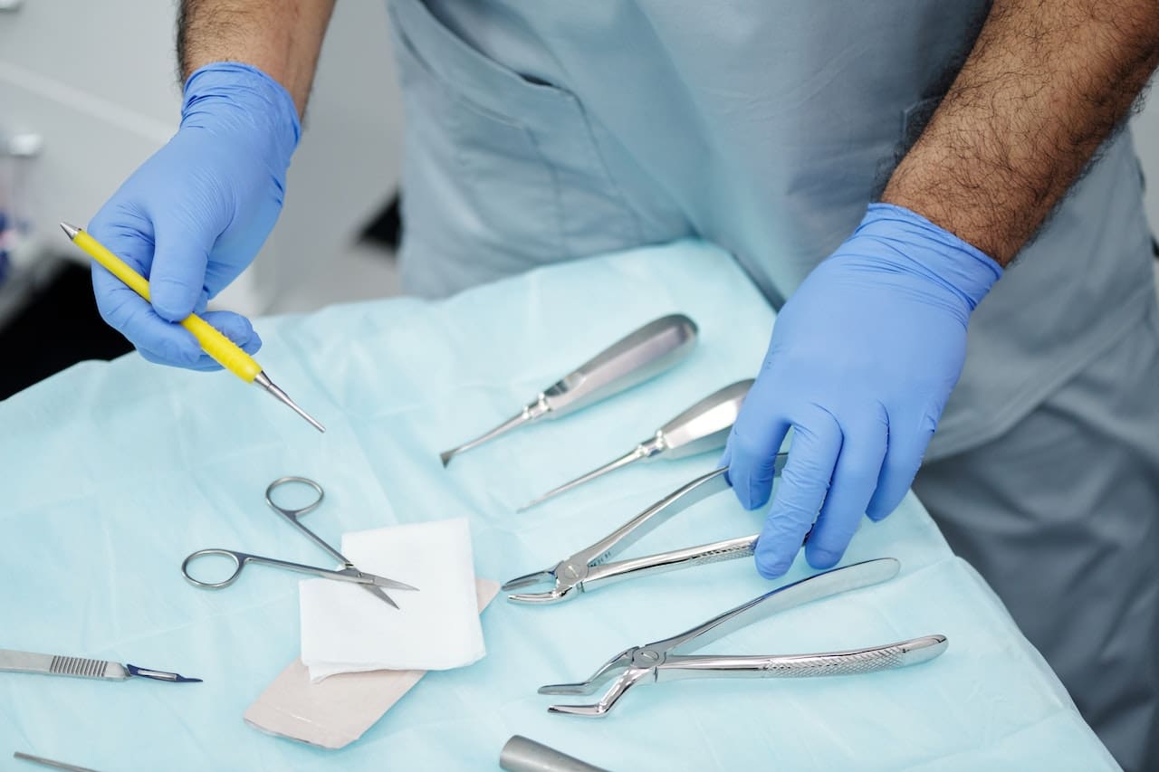 Emergency dentist tools arranged on a table