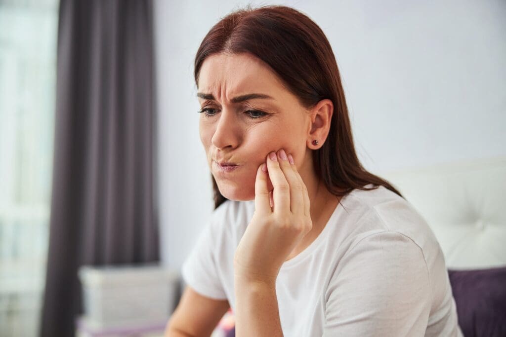 Girl experiencing wisdom toothache.