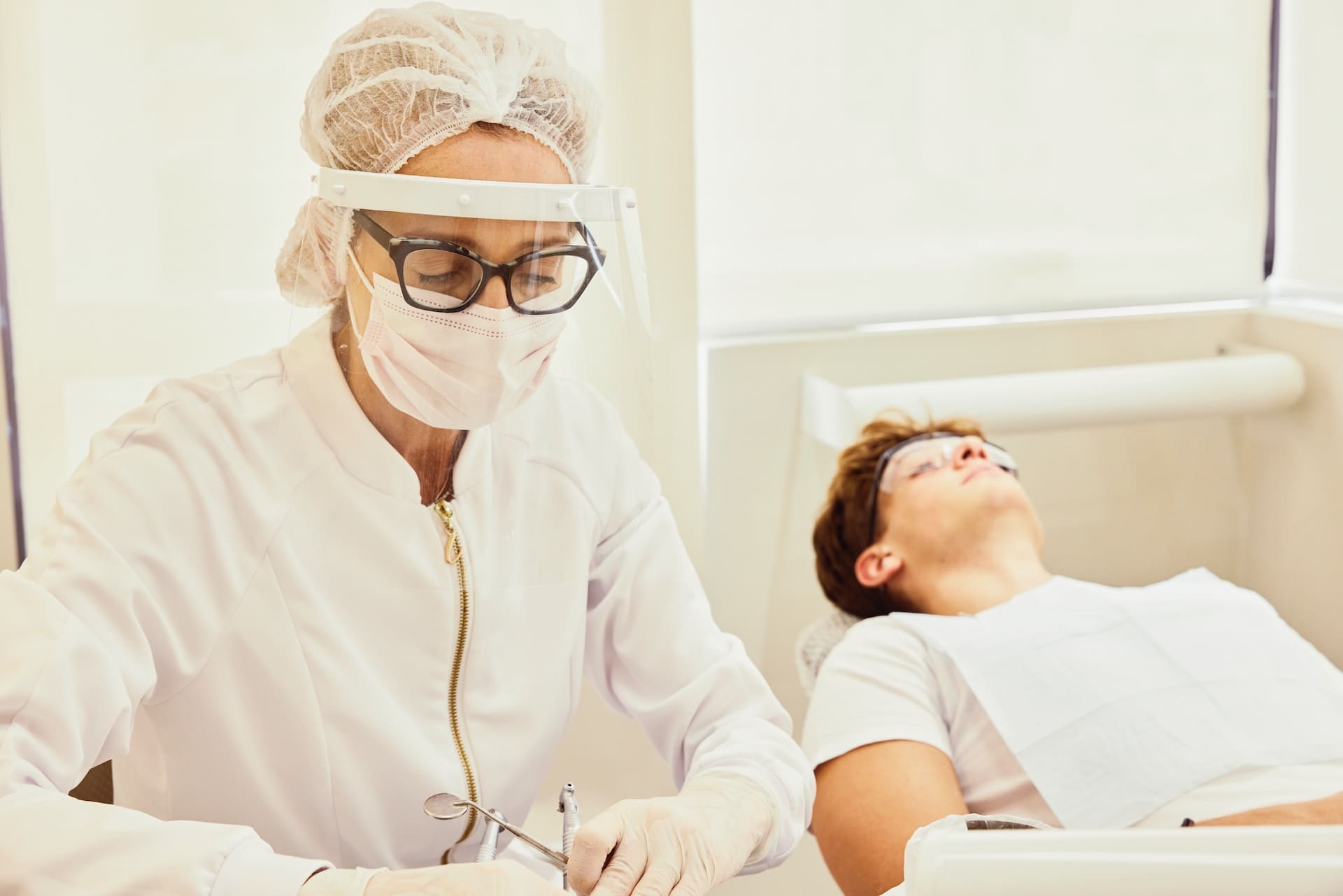 Dentist providing tips to a patient for choosing the best veneers